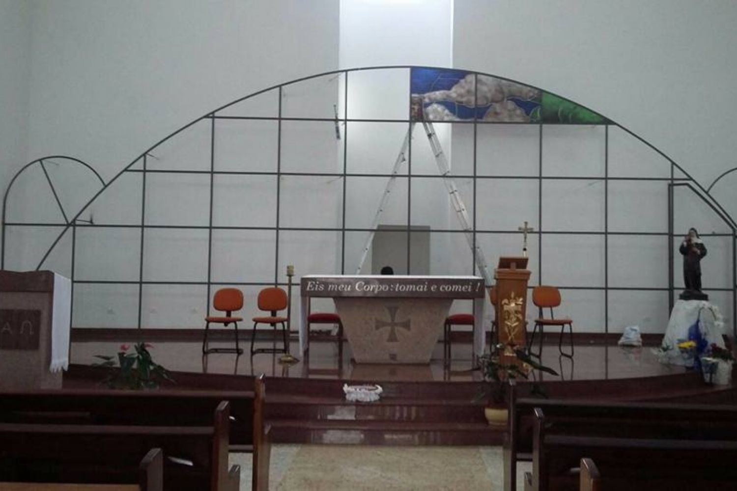 Início da montagem do vitral da igreja em 2015