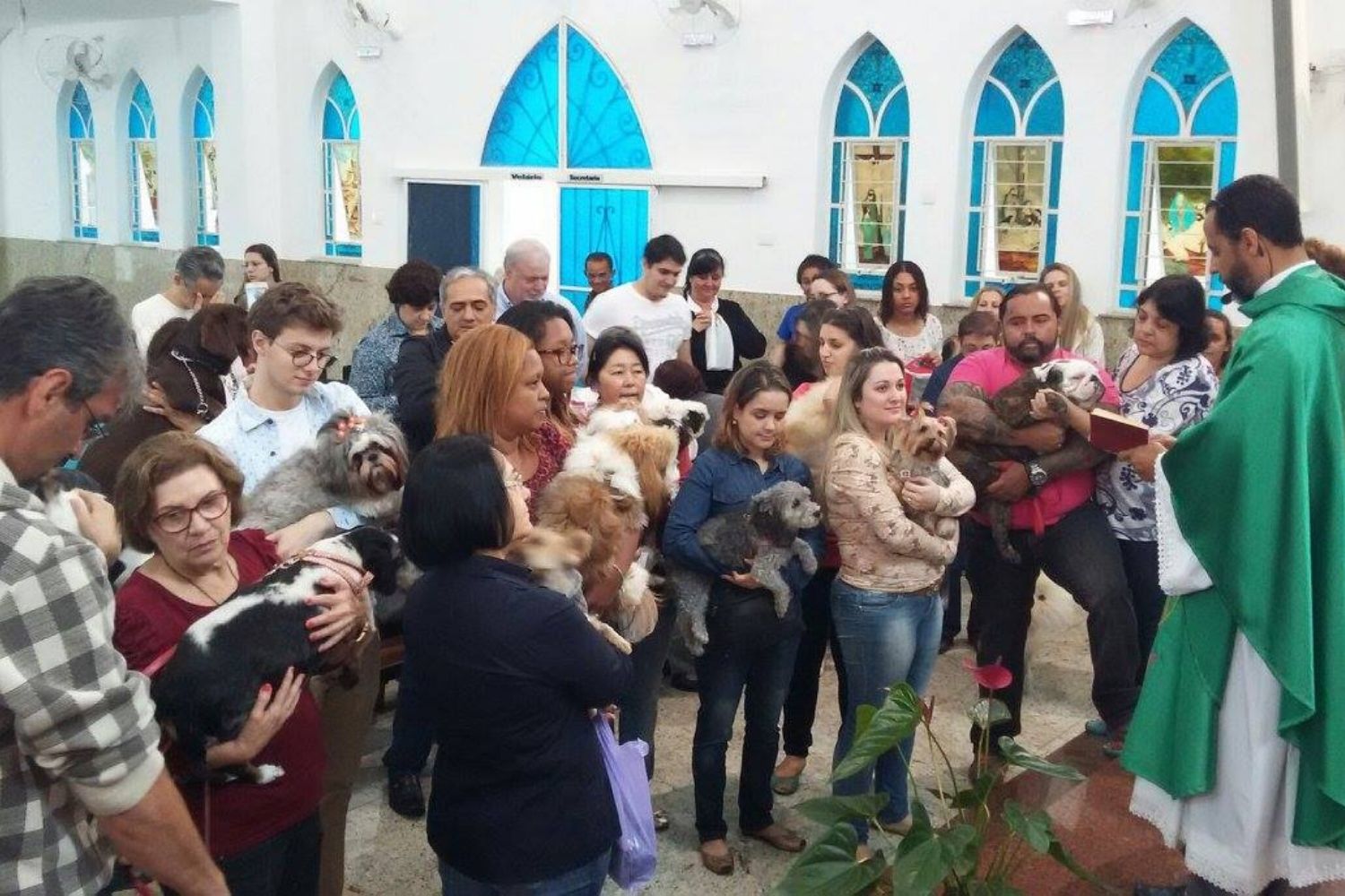 Pe Adenizio abençoando os animais no dia de São Francisco de Assis em 2015