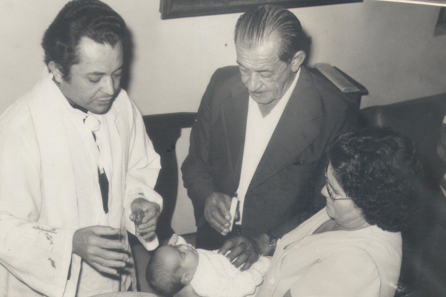 Pe Agnaldo batizando a neta do Sr Antonio Francisco de Lima e D. Olga C. de Lima em 1975