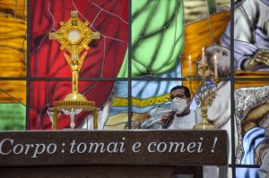 Padre Tiago Síbula celebrando o primeiro dia do tríduo da festa de Santa Rita de Cássia 2021
