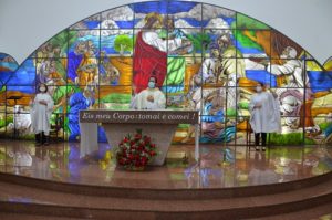 Padre Marcus Vinicius celebrando a missa do terceiro dia do tríduo da festa de Santa Rita de Cássia 2021