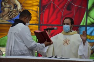 Padre Marcus Vinicius celebrando a missa do terceiro dia do tríduo da festa de Santa Rita de Cássia 2021