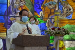 Padre Marcus Vinicius celebrando a missa do terceiro dia do tríduo da festa de Santa Rita de Cássia 2021