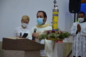 Padre Marcus Vinicius celebrando a missa do terceiro dia do tríduo da festa de Santa Rita de Cássia 2021