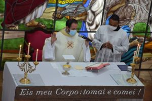 Padre Marcus Vinicius celebrando a missa do terceiro dia do tríduo da festa de Santa Rita de Cássia 2021
