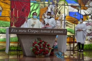 Padre Marcus Vinicius celebrando a missa do terceiro dia do tríduo da festa de Santa Rita de Cássia 2021