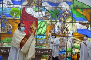 Padre Marcus Vinicius dando a bênção do Santíssimo no terceiro dia do tríduo da festa de Santa Rita de Cássia 2021