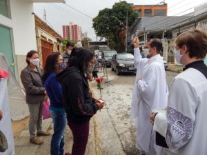 Padre Tiago Síbula dando a bênção para os doadores