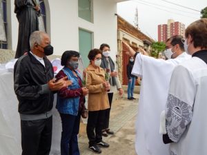 Padre Tiago Síbula abençoando pedestres no Drive Thru Solidário