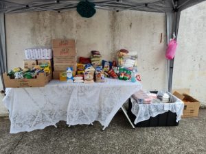 Tenda com os alimentos doados