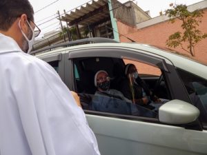 Padre Tiago abençoando as freiras doadoras