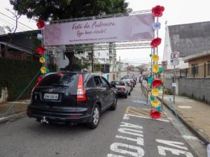 Fila de carros no Drive Thru Solidário