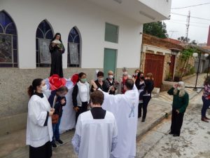 Padre Tiago abençoando pedestres doadores