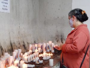 Pessoa no velário da festa de Santa Rita de Cássia 2021