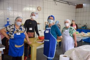 Pessoas da cozinha da festa de Santa Rita de Cássia 2021