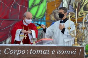 Dom Pedro Carlos Cipollini fazendo a consagração durante a missa de Pentecostes 2021