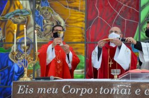 Padre Tiago Síbula e Dom Pedro Carlos Cipollini celebrando a missa de Pentecostes 2021