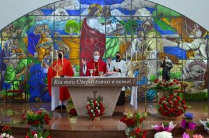 Padre Tiago Síbula e Dom Pedro Carlos Cipollini celebrando a missa de Pentecostes 2021