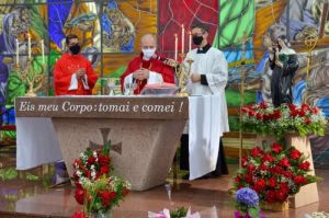 Padre Tiago Síbula e Dom Pedro Carlos Cipollini celebrando a missa de Pentecostes 2021