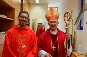 Padre Tiago Síbula e Dom Pedro Carlos Cipollini na sacristia posando para a foto