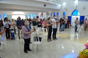 Foto das pessoas na igreja na missa de Pentecostes 2021