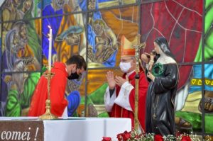 Padre Tiago Síbula e Dom Pedro Carlos Cipollini no altar durante a celebração de Pentecostes 2021