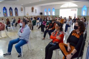 Foto das pessoas na igreja na missa de Pentecostes 2021