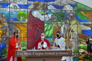 Dom Pedro Carlos Cipollini fazendo a consagração durante a missa de Pentecostes 2021