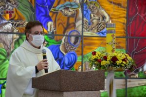 Padre Marangon celebrando a missa das 9h da festa de Santa Rita de Cássia 2021