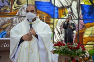 Padre Flávio José celebrando a missa das 15h da festa de Santa Rita de Cássia 2021