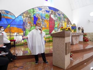 Dona Nilda no altar durante a missa Padre Flávio José celebrando a missa das 15h da festa de Santa Rita de Cássia 2021